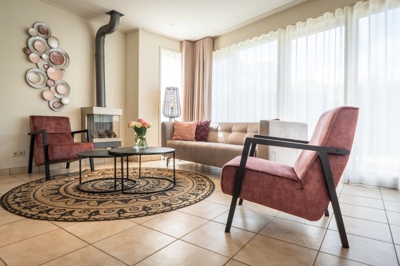 Gemuetliches Wohnzimmer von Bungalow 31 in De Koog, Texel mit bequemer Sitzecke und stilvoller Einrichtung auf den Watteninseln.