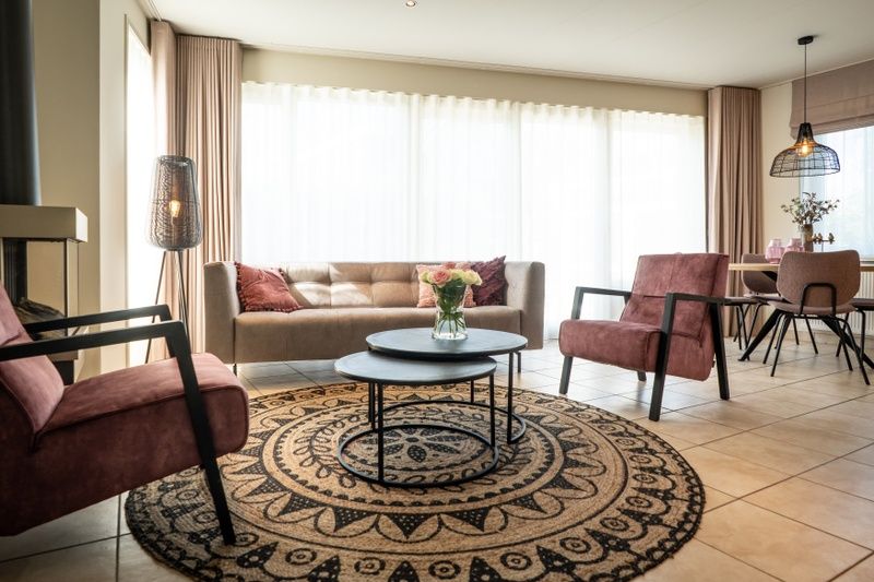 Bungalow 31 in De Koog, Texel mit hellem Wohnzimmer und moderner Einrichtung, ideal fuer einen erholsamen Ferienaufenthalt.