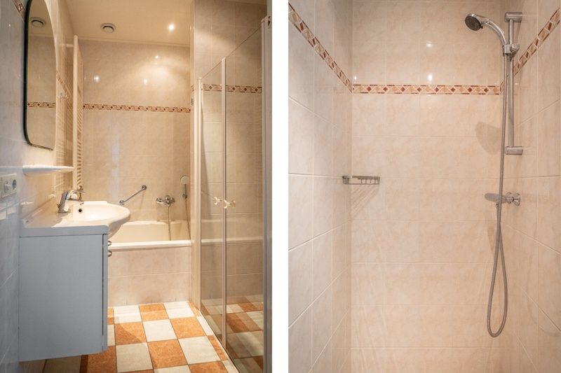 Modernes Badezimmer im Bungalow 31, De Koog, Texel mit geraeumiger Dusche und Badewanne, ideal fuer einen entspannten Aufenthalt auf den Watteninseln.