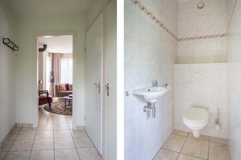 Eingang und Toilette von Bungalow 31 in De Koog, Texel, mit moderner Einrichtung fuer einen angenehmen Aufenthalt auf den Watteninseln.