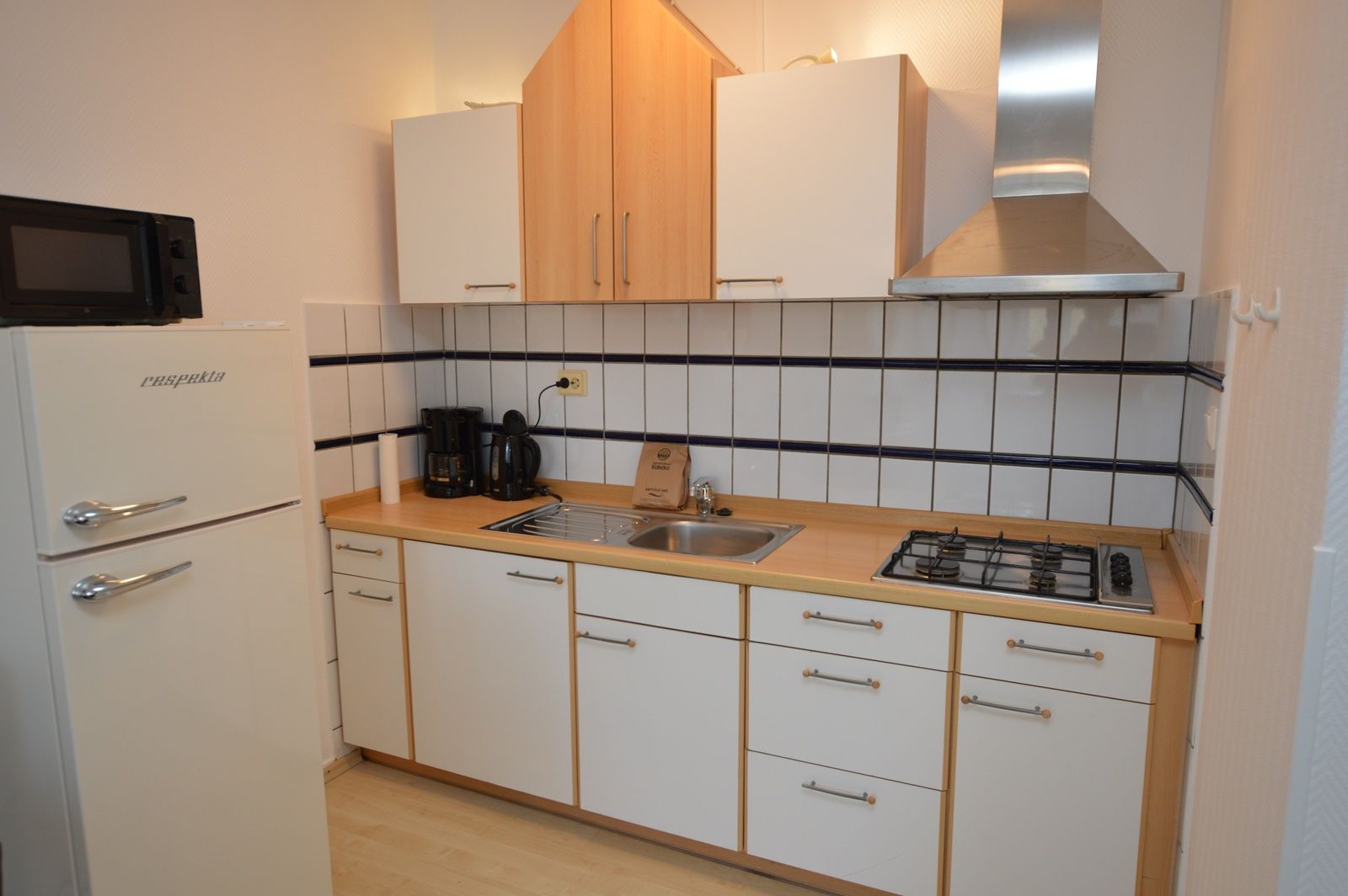 Fully equipped kitchen in Apartment Kerckeland 98, De Koog, Texel with modern amenities and a cozy atmosphere.