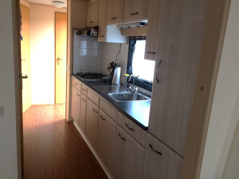 Modern kitchen of Chalet Bregkoog 33, Chaletpark Bregkoog, De Koog, Texel, equipped with all amenities for a relaxing stay.