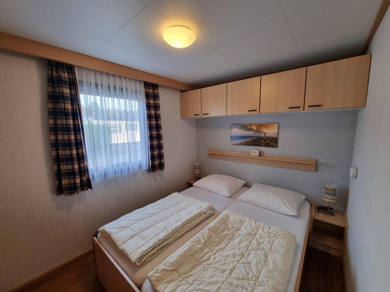 Attractive bedroom in Chalet Bregkoog 33, Chaletpark Bregkoog, De Koog, Texel, with comfortable double bed and warm furnishings.