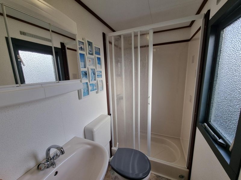 Stylish bathroom of Chalet Bregkoog 33, Chaletpark Bregkoog, De Koog, Texel, with modern shower and fresh look.