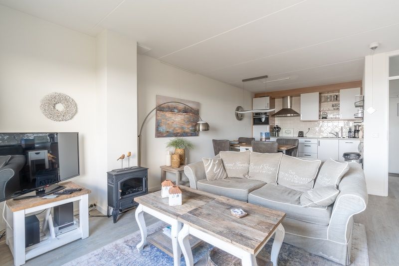 Stilvolle offene Kueche und Wohnzimmer im Apartment Juliana 116 Zeezicht, De Koog, Texel fuer einen entspannten Aufenthalt.