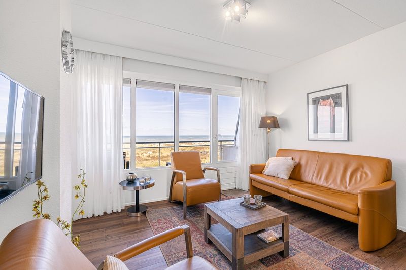 Cozy living room of Apartment Juliana 154 Zeezicht, De Koog, Texel with comfortable leather sofas and sea view.