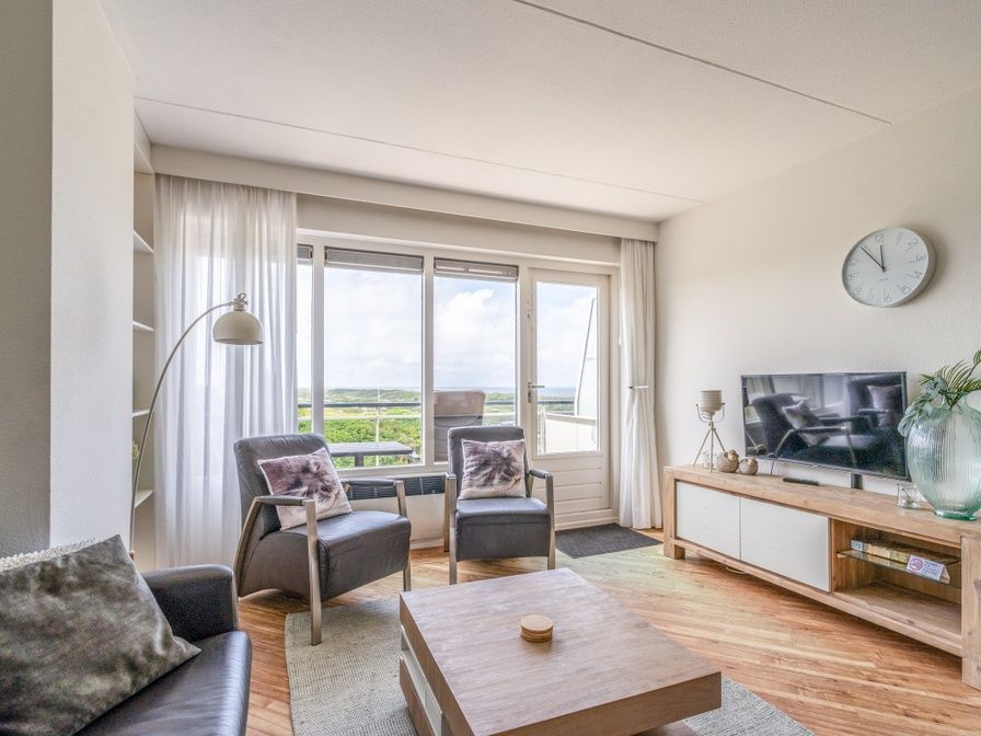 Wohnzimmer der Ferienwohnung Juliana 146 Insel- und Meerblick in De Koog, Texel mit Blick auf das Meer.