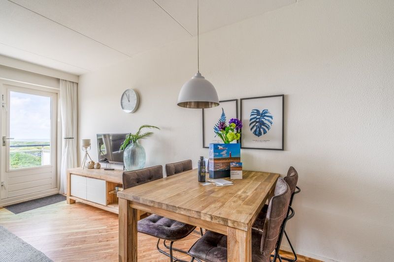 Esstisch mit Blumen in Appartement Juliana 146 Insel- und Meerblick, Texel.