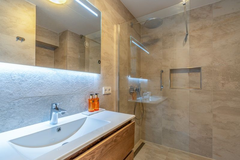 Luxurioeses Badezimmer im Apartment Juliana 146 Insel- und Meerblick, De Koog, Texel.