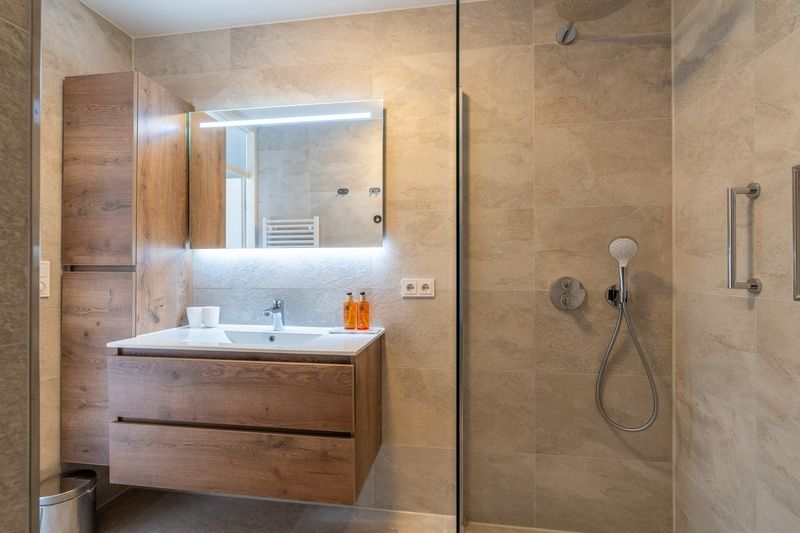 Modernes Badezimmer mit Regendusche im Apartment Juliana 146 Insel- und Meerblick, Texel.