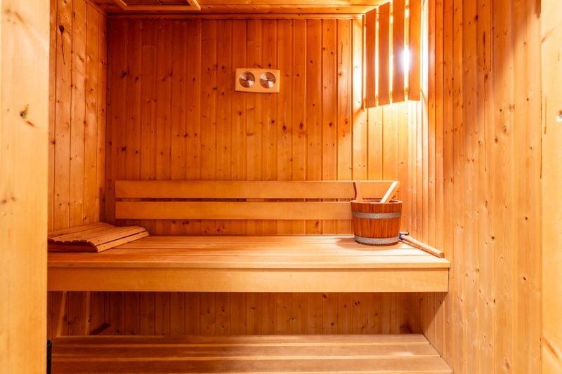 Holzsauna im Appartement Juliana 146 Insel- und Meerblick, De Koog, Texel fuer ultimative Entspannung.