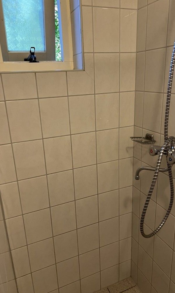 Cozy bedroom in Koetshuis, a vacation home in De Koog, Texel, with comfortable beds and atmospheric lighting.