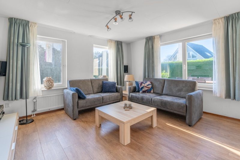 Gemuetliches Wohnzimmer im Ferienhaus Kamperfoelie 97, De Koog, Texel mit viel Licht auf den Watteninseln.