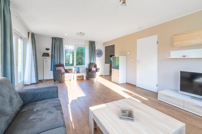 Helle Wohnraeume im Ferienhaus Honeysuckle 97, De Koog, Texel mit Blick auf den Garten der Watteninseln.