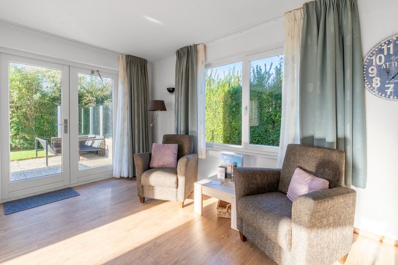 Gemuetliche Leseecke im Ferienhaus Honeysuckle 97, De Koog, Texel mit Blick auf den Garten der Watteninseln.