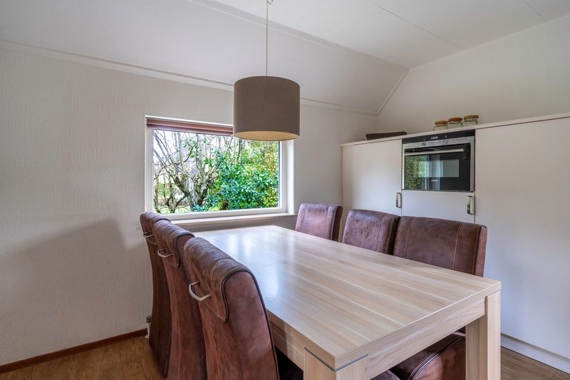 Esszimmer im Ferienhaus Kamperfoelie 97, De Koog, Texel mit gemuetlichem Esstisch fuer Familienessen auf den Watteninseln.