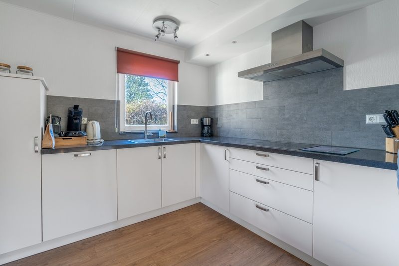 Moderne Kueche im Ferienhaus Kamperfoelie 97, De Koog, Texel mit allen Annehmlichkeiten fuer einen komfortablen Aufenthalt auf den Watteninseln.