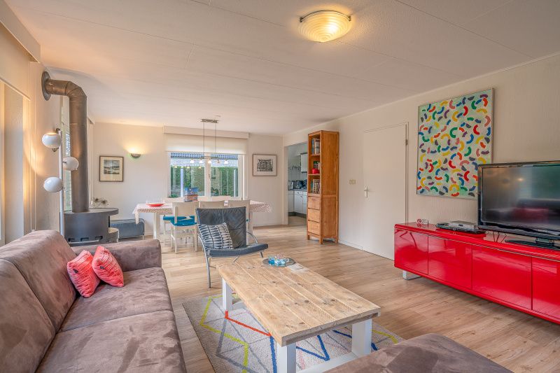 Geraeumiger Wohnraum im Ferienhaus Kamperfoelie 29, De Koog, Texel, ideal fuer Familien.