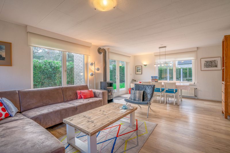 Helles Wohnzimmer im Ferienhaus Kamperfoelie 29, De Koog, Texel mit Blick auf die Natur.