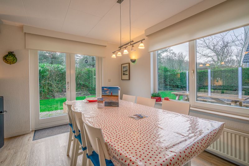 Esszimmer im Ferienhaus Kamperfoelie 29, De Koog, Texel, mit Zugang zum Garten.