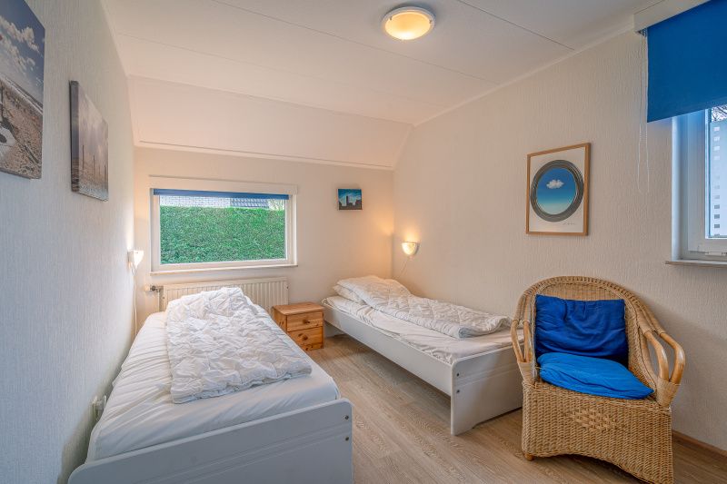 Schlafzimmer mit zwei Betten im Ferienhaus Kamperfoelie 29, De Koog, Texel, ideal fuer Kinder.