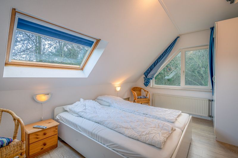 Hauptschlafzimmer mit Dachfenster im Ferienhaus Kamperfoelie 29, De Koog, Texel auf den Watteninseln.