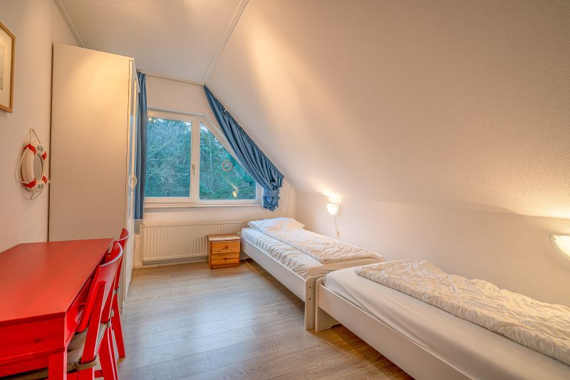 Zweites Schlafzimmer mit einer gemuetlichen Einrichtung im Ferienhaus Honeysuckle 29, De Koog, Texel.