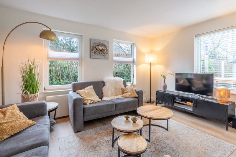 Helle Sitzecke im Ferienhaus Kamperfoelie 33 auf den Texeler Watteninseln.