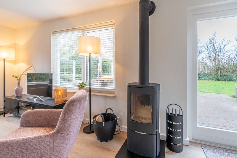 Kaminofen und Sitzecke im Ferienhaus Honeysuckle 33, Texel.