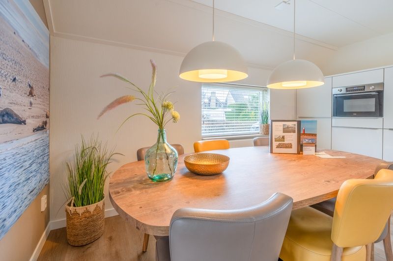 Stilvolle Essecke im Ferienhaus Honeysuckle 33, De Koog Texel.