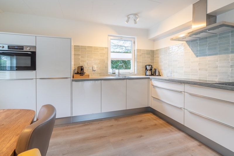 Moderne Kueche im Ferienhaus Kamperfoelie 33 auf Texel Wadden Islands.