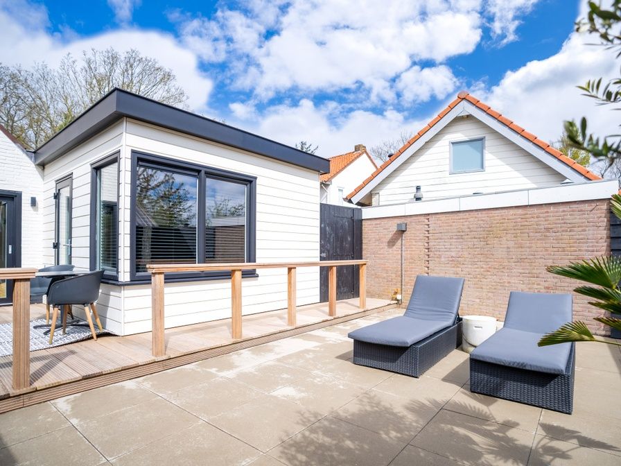 Sonnige Terrasse im Appartement Zee van Tijd in De Koog, Texel. Geniessen Sie den Platz im Freien auf den Waddeninseln.