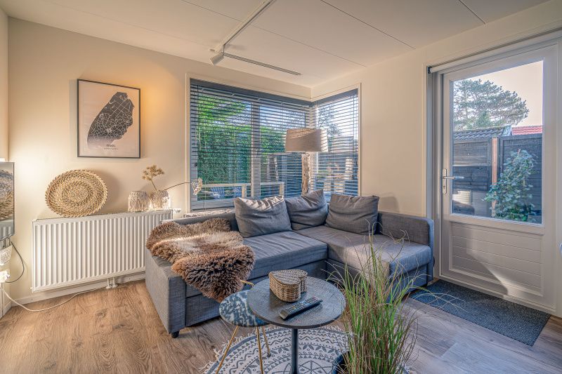 Helle Sitzecke im Appartement Zee van Tijd, De Koog, Texel. Idealer Ort fuer Erholung auf den Watteninseln.