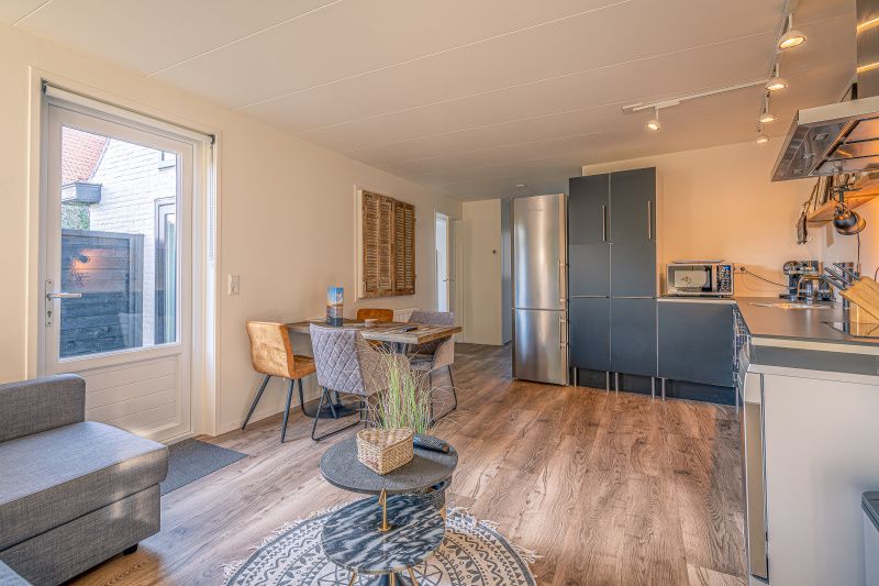 Moderne Kueche und Essbereich im Apartment Zee van Tijd, De Koog, Texel. Perfekt fuer Aufenthalte mit Selbstverpflegung.