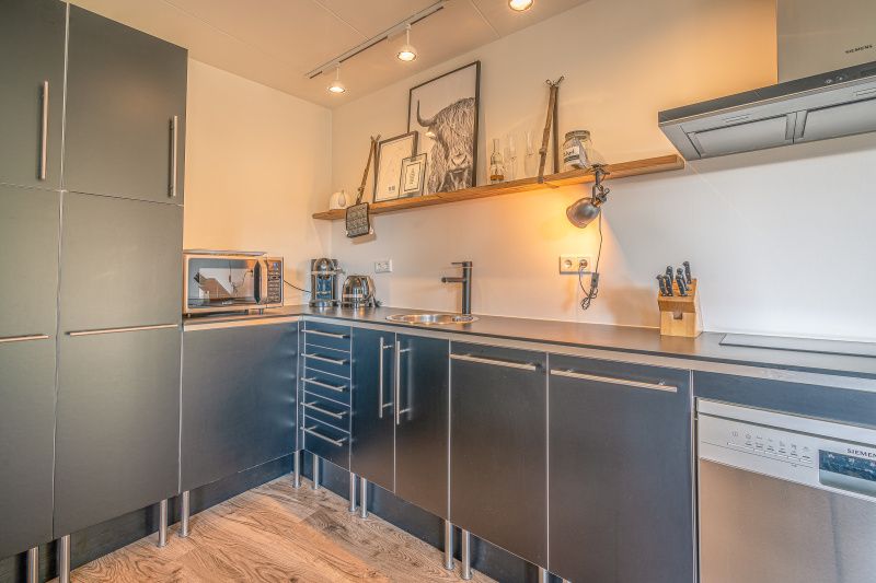 Vollstaendig ausgestattete Kueche im Appartement Zee van Tijd, De Koog, Texel. Kochen Sie bequem waehrend Ihres Aufenthalts auf den Watteninseln.