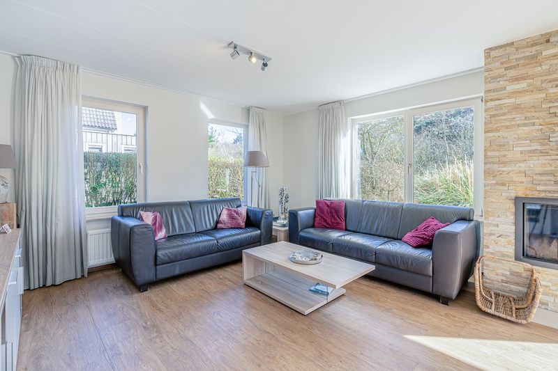 Gemuetliches, modern eingerichtetes Wohnzimmer im Ferienhaus Kamperfoelie 95, De Koog, Texel