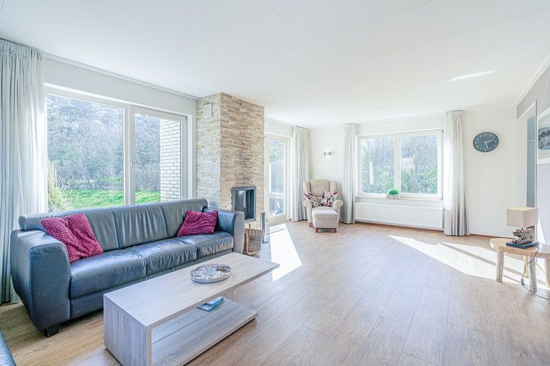 Gemuetliches Wohnzimmer mit Blick auf den Garten im Ferienhaus Honeysuckle 95, De Koog, Texel