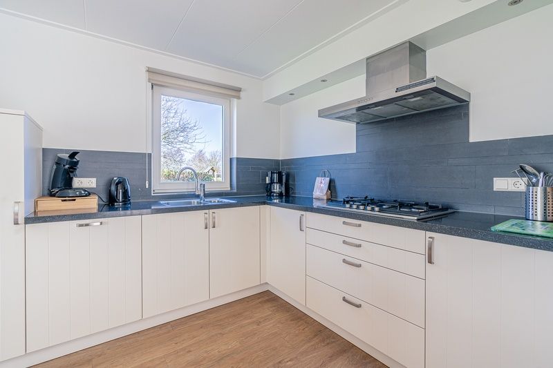 Vollstaendig ausgestattete Kueche im Ferienhaus Kamperfoelie 95, De Koog, Texel mit Aussicht