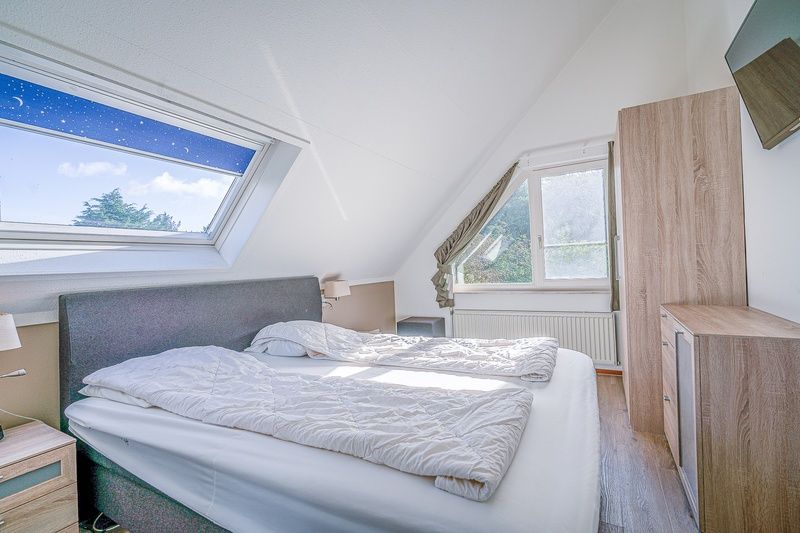 Gemuetliches Schlafzimmer mit Dachfenster im Ferienhaus Kamperfoelie 95, De Koog, Texel