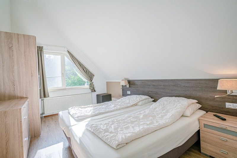 Helles Schlafzimmer mit Doppelbett im Ferienhaus Kamperfoelie 95, De Koog, Texel