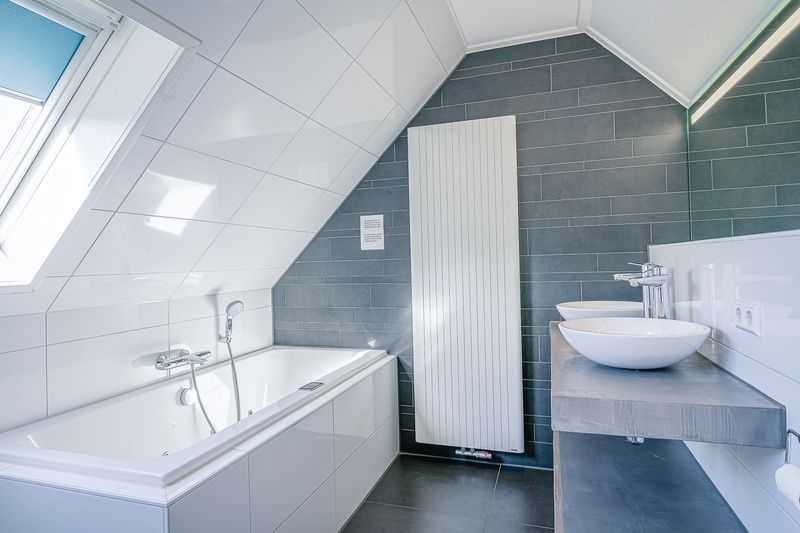 Luxurioeses Badezimmer mit Badewanne im Ferienhaus Kamperfoelie 95, De Koog, Texel