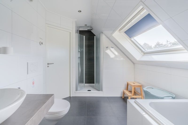 Modernes Badezimmer mit Dusche im Ferienhaus Kamperfoelie 95, De Koog, Texel