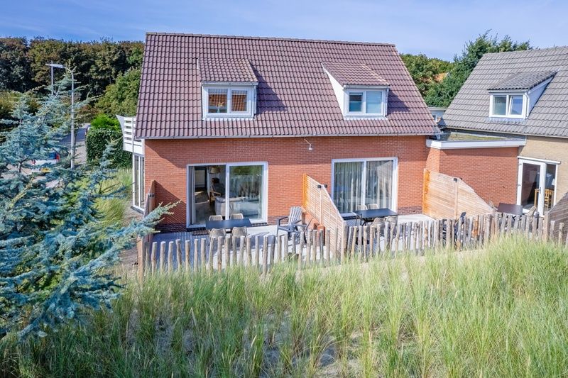 Exterior of De Duinroos vacation home in De Koog, Texel with spacious outdoor area.