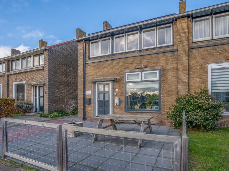 De Bosruiter vacation home in De Koog Texel with charming facade and terrace, ideal for a relaxing stay on the Wadden Islands.