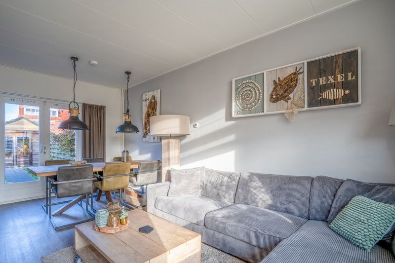 Stylish dining room in De Bosruiter, vacation home in De Koog Texel, with spacious dining table and modern furnishings.
