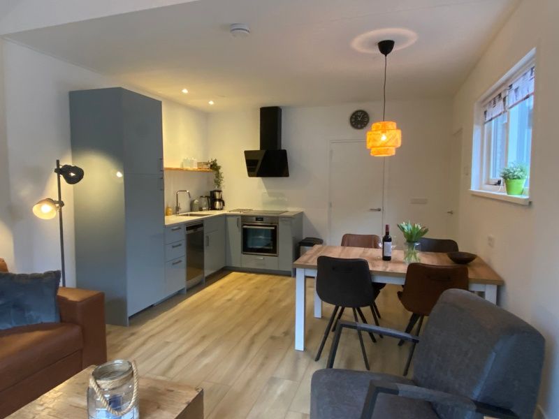 Moderne Kueche des Ferienhauses Jutter in De Koog, Texel. Vollstaendig ausgestattet fuer einen komfortablen Aufenthalt auf den Watteninseln.