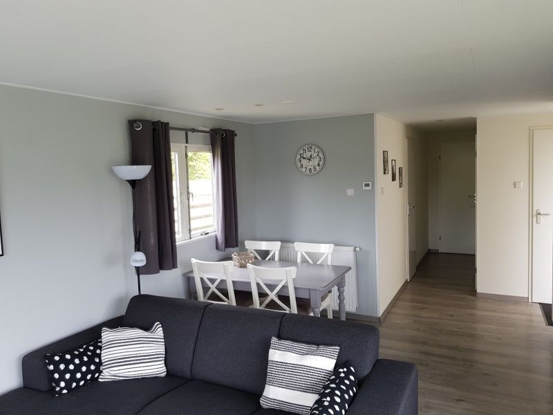 Essecke im Chalet Bregkoog 208, De Koog, Texel, mit einem gemuetlichen Esstisch und moderner Einrichtung.