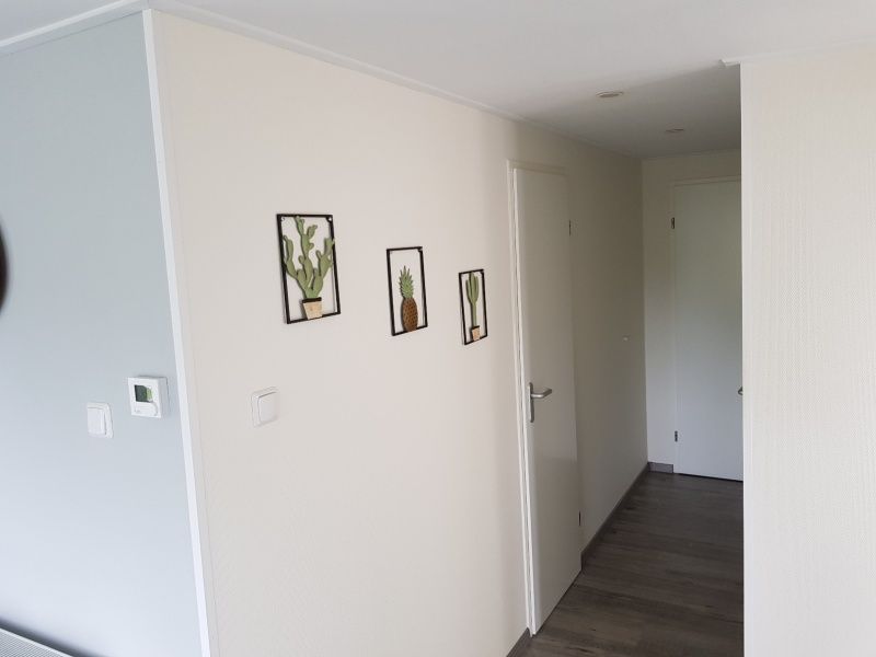 Korridor im Chalet Bregkoog 208, De Koog, Texel, mit stilvoller Dekoration und Zugang zu den Schlafzimmern.