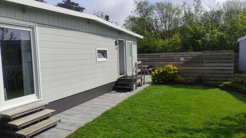 Seitenansicht von Chalet Bregkoog 207, Ferienhaus in De Koog, Texel mit Terrasse.