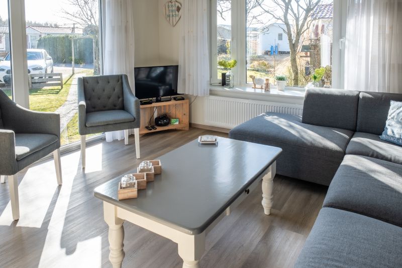 Innenraum des Chalet Bregkoog 207, Texel mit gemuetlicher Sitzecke.